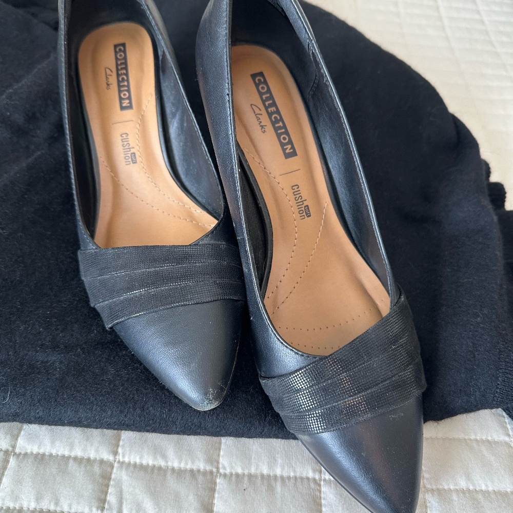 Clarks Collection Women's Black Leather Pump - Size 8M